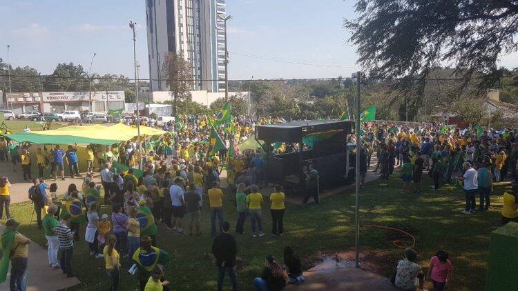 Manifestantes vão às ruas em Foz em favor de Sérgio Moro, Bolsonaro e Lava-Jato
