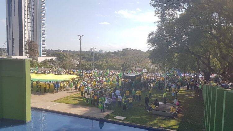 Manifestantes vão às ruas em Foz em favor de Sérgio Moro, Bolsonaro e Lava-Jato