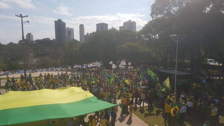 Manifestantes vão às ruas em Foz em favor de Sérgio Moro, Bolsonaro e Lava-Jato