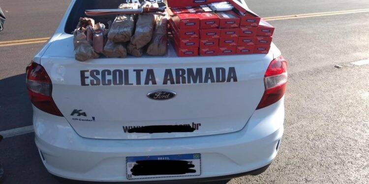 Dois carros de empresas de escolta armada são retidos na Operação Muralha