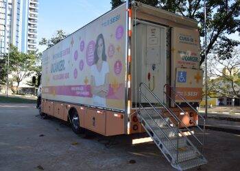 Caminhão para mutirão de exames preventivos de câncer está na Praça da Paz