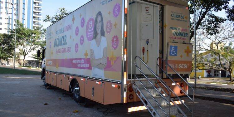 Caminhão para mutirão de exames preventivos de câncer está na Praça da Paz