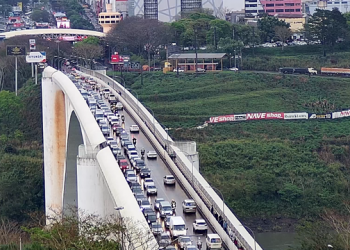 Mulher que feriu três pessoas na Ponte da Amizade ao dirigir embriagada e com a habilitação suspensa é condenada
