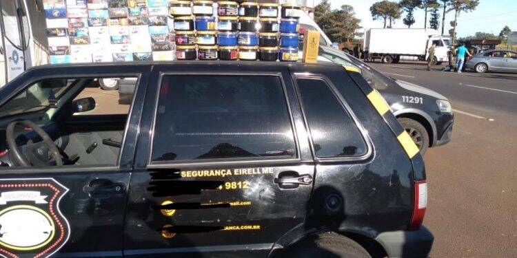 Dois carros de empresas de escolta armada são retidos na Operação Muralha