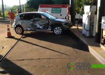 Veja o vídeo: Após batida carro vai parar dentro de Posto de combustíveis no trevo para Itaipulândia