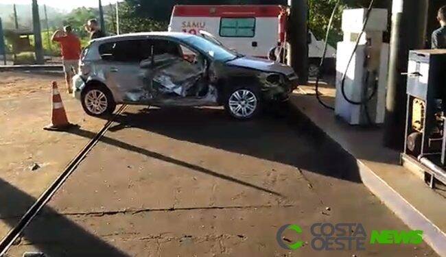 Veja o vídeo: Após batida carro vai parar dentro de Posto de combustíveis no trevo para Itaipulândia