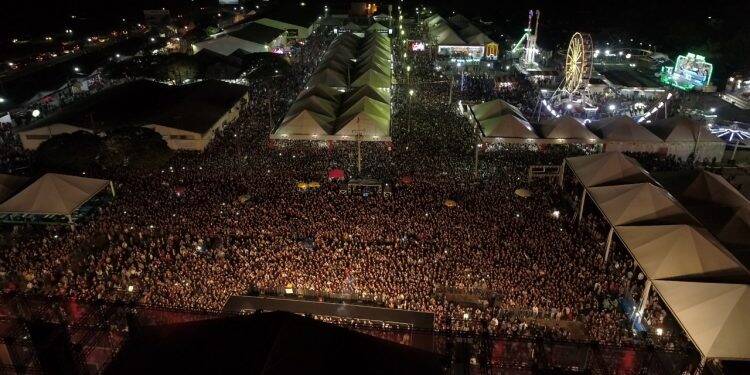Com Marília Mendonça, primeiro dia da Fartal recebe 60 mil pessoas