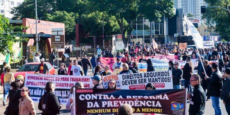 Funcionários da Educação estadual anunciam greve a partir do dia 25 de junho