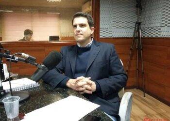 Em cerimônia realizada nesta quinta, professor Gustavo Oliveira entrega o cargo ao novo reitor da Unila