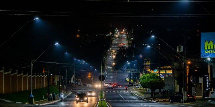 Prefeitura inicia instalação de lâmpadas LED em 60 ruas de Foz do Iguaçu