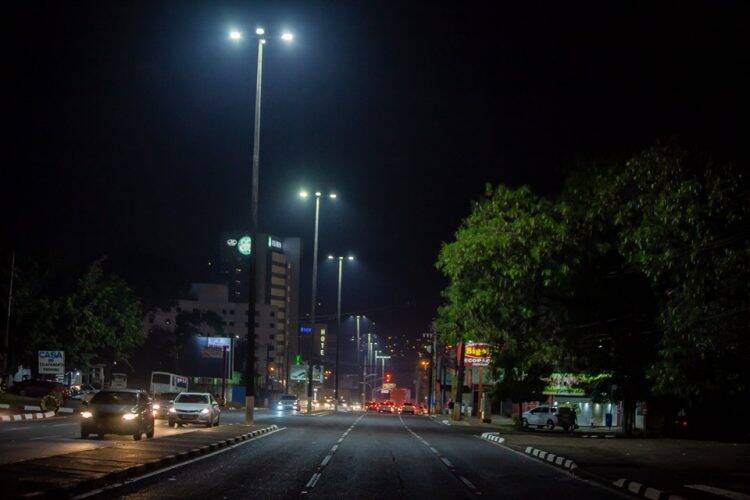 Prefeitura inicia instalação de lâmpadas LED em 60 ruas de Foz do Iguaçu