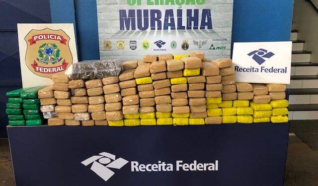 Mais de 250 quilos de maconha foram encontrados em ônibus deslacrado na Receita Federal