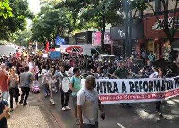 Manifestação contra a reforma da previdência leva 2 mil pessoas às ruas de Foz do Iguaçu