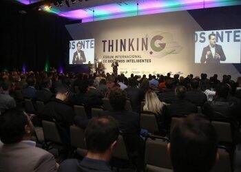 Em Foz, governador lança programa de inteligência artificial para serviços públicos