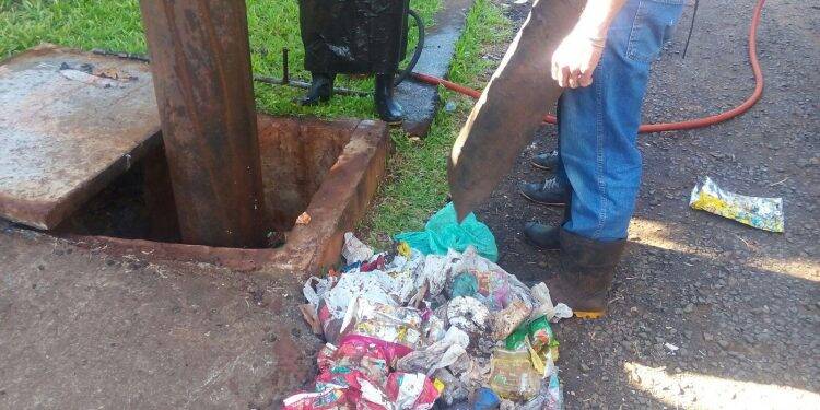 Jogar lixo no chão poderá doer no bolso