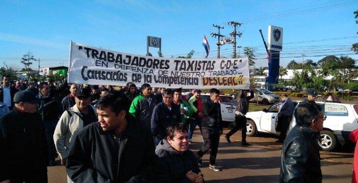 Taxistas paraguaios protestam contra transporte por aplicativo