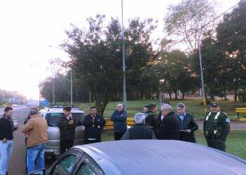 Taxistas de Puerto Iguazú protestam pedindo agilidade na travessia da fronteira