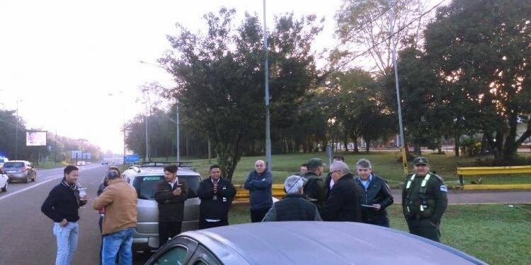 Taxistas de Puerto Iguazú protestam pedindo agilidade na travessia da fronteira