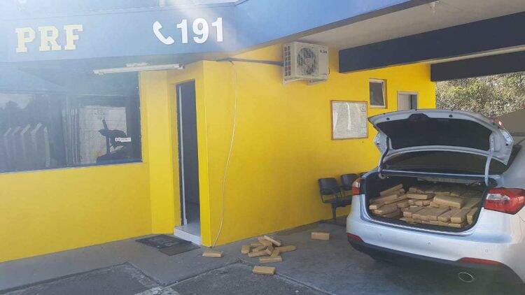 Casal de Foz do Iguaçu é preso na região de Curitiba com 230 kg de maconha