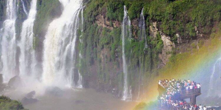 Foz do Iguaçu bate recorde de turistas no primeiro semestre
