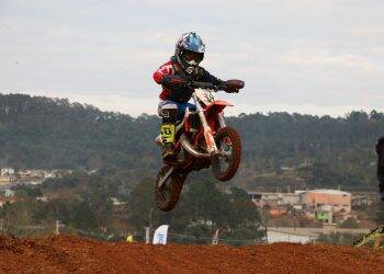 Jovem de Medianeira é apontado como promessa no motocross brasileiro