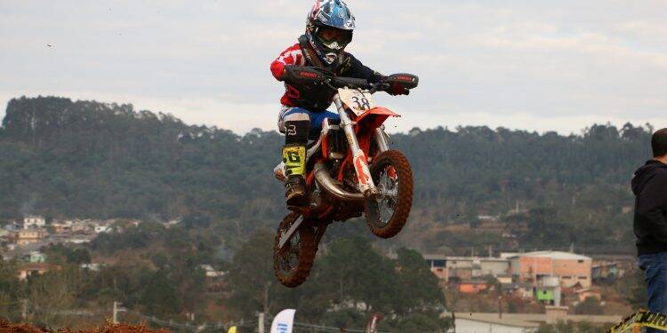 Jovem de Medianeira é apontado como promessa no motocross brasileiro