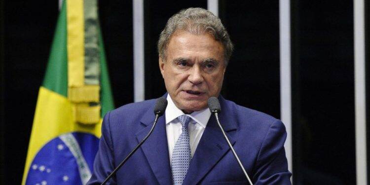 “Fez-se justiça”, diz Álvaro Dias sobre reforma da previdência diferente para policiais