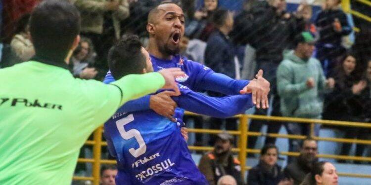 Em noite fria e jogo quente, Foz Cataratas vence em casa pela Liga