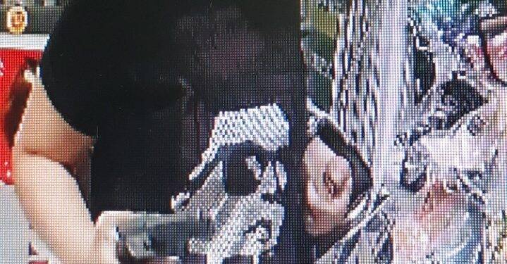 Adolescente é flagrada por câmeras de segurança praticando assalto em Foz