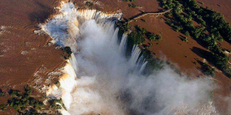 Bolsonaro repercute aumento de turistas nas Cataratas após dispensa de visto