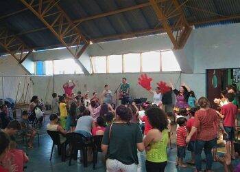 ONG Meninos das Cataratas recebe doação de bolas para projeto de futebol em áreas de vulnerabilidade social