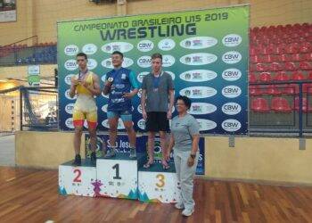 Atletas de Santa Terezinha conquistam medalhas de prata e bronze em Luta Livre Americana