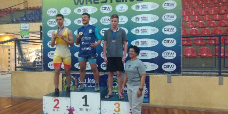 Atletas de Santa Terezinha conquistam medalhas de prata e bronze em Luta Livre Americana