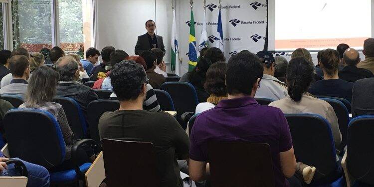 Grupo de pesquisa da UNILA apresenta estudos sobre comércio e indústria do Paraguai na Refeita Federal