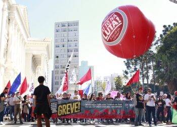 Servidores estaduais realizam ato nesta terça em Curitiba para cobrar reajuste