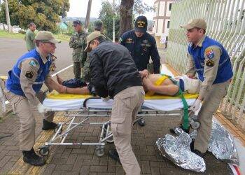 Homem gravemente ferido pede socorro e é atendido por militares da Marinha