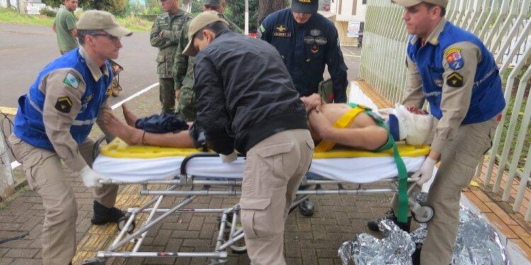 Homem gravemente ferido pede socorro e é atendido por militares da Marinha