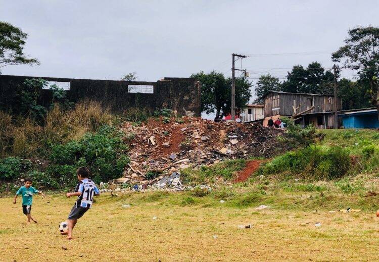Meninos que treinam futebol em campinhos de bairro ganham bolas novas para treinar no contraturno escolar