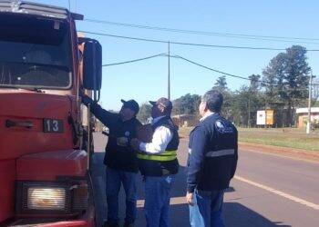 Departamento de trânsito paraguaio realiza operação para fiscalizar caminhoneiros