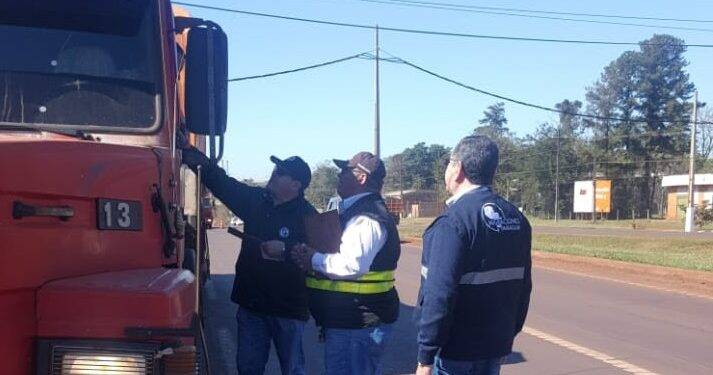 Departamento de trânsito paraguaio realiza operação para fiscalizar caminhoneiros