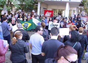 Funcionários públicos do estado realizam ato em Curitiba para cobrar reposição salarial