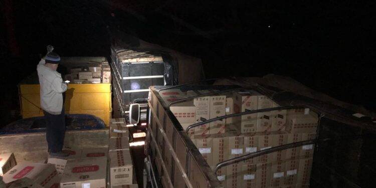PF e BPFRON apreendem cigarros em caminhão boiadeiro, carga é avaliada em R$ 4,5 milhões