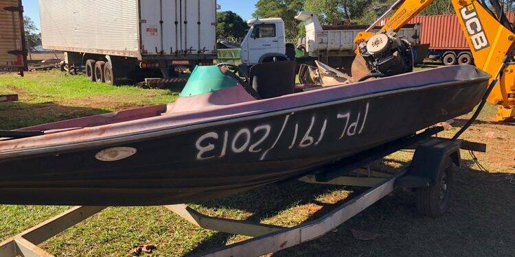 Polícia Federal realiza destruição de embarcações usadas no contrabando