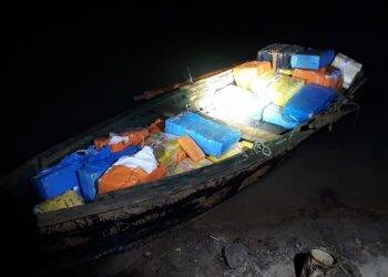 Polícia Federal e Força Nacional apreendem mais de 500 kg de maconha na ilha Acaray.