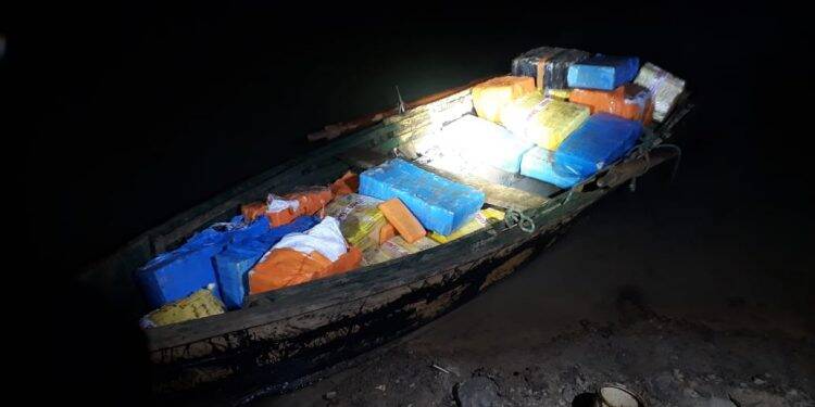 Polícia Federal e Força Nacional apreendem mais de 500 kg de maconha na ilha Acaray.