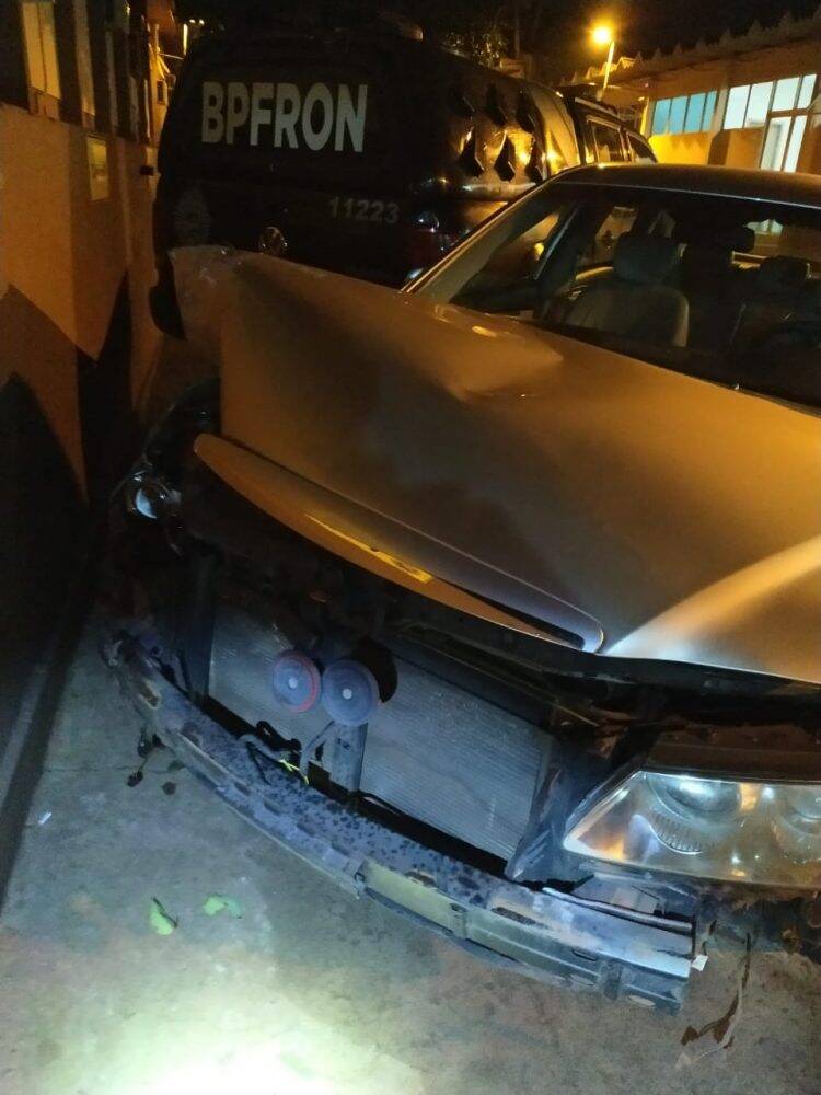 Bêbado, homem atropela ciclista e agride policiais em Foz