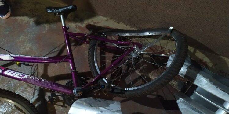 Bêbado, homem atropela ciclista e agride policiais em Foz