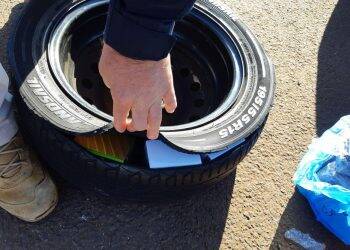 PRF apreende produtos eletrônicos escondidos em estepe de carro