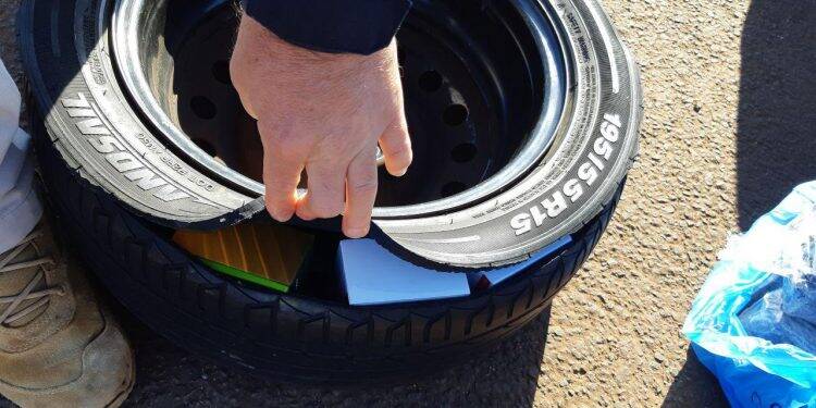 PRF apreende produtos eletrônicos escondidos em estepe de carro