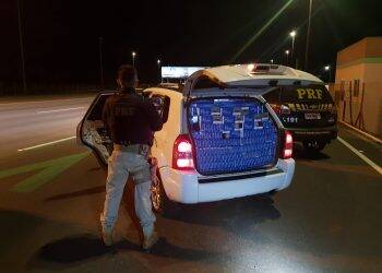 PRF encontra 2500 pacotes de cigarro contrabandeado em interior de veículo